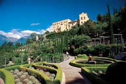 Giardino all'italiana con Castel Trauttmansdorff © I Giardini di Castel Trauttmansdorff